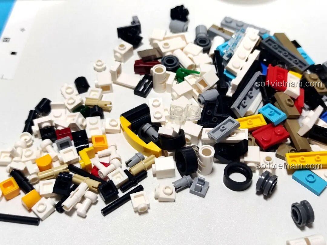 Ảnh chụp thực tế các mảnh ghép nhỏ, chi tiết của bộ đồ chơi CaDA C66029.