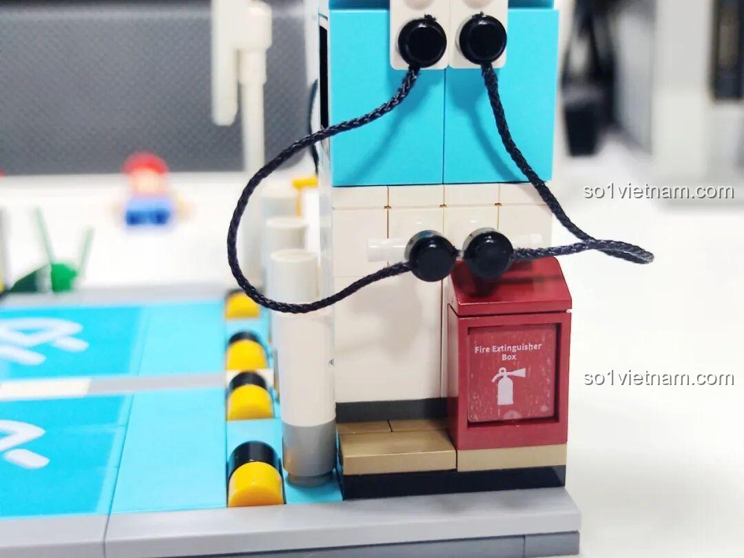 Cận cảnh chi tiết bình cứu hỏa và dây sạc điện của mô hình CaDA C66029.