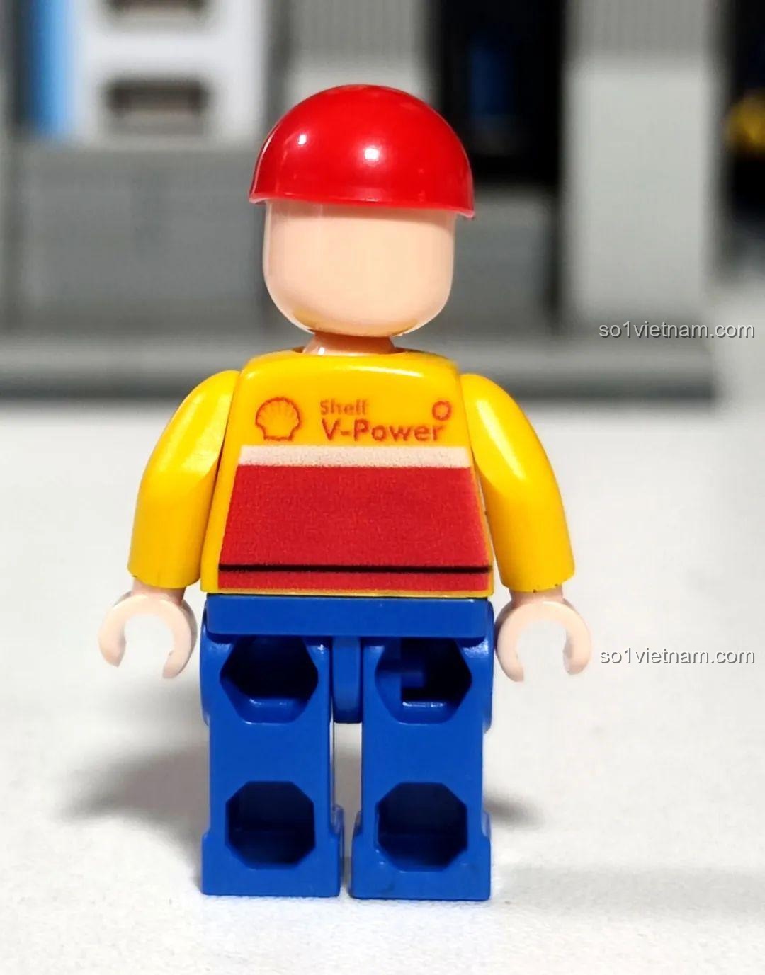 Ảnh chụp cận cảnh minifigure nhân viên Shell V-Power trong bộ lắp ghép C66029.