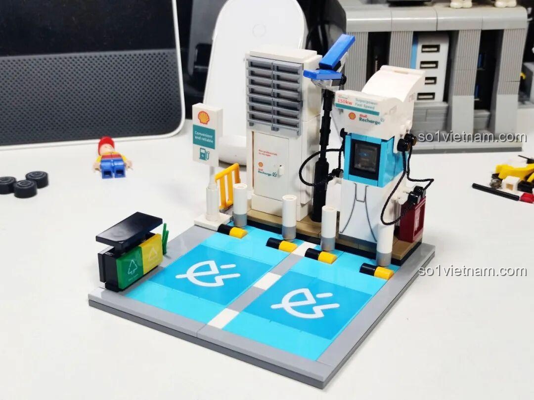 Mô hình Trạm sạc Shell C66029 đã lắp ráp hoàn chỉnh, chưa có xe điện.