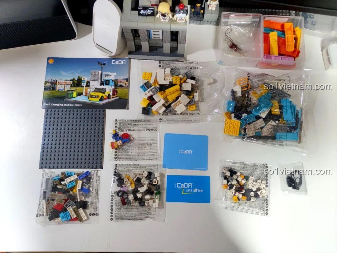 Ảnh chụp toàn bộ các túi mảnh ghép, sách hướng dẫn và minifigure của bộ CaDA C66029.