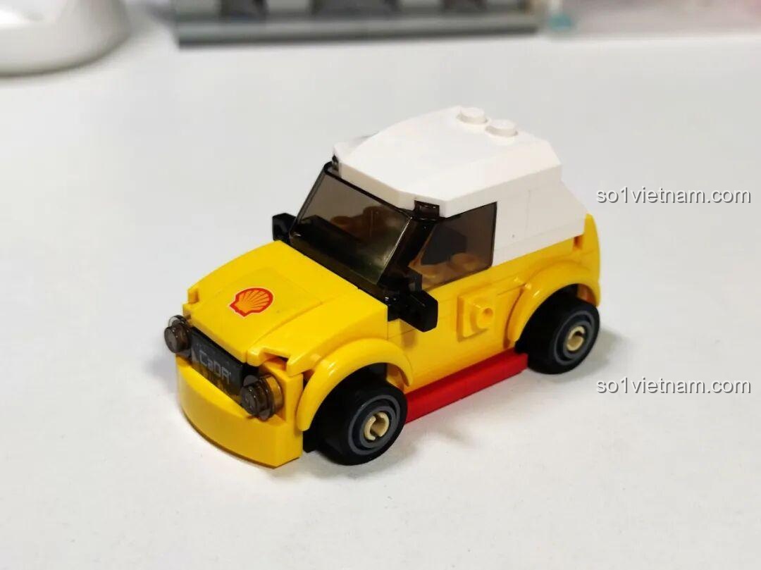 Ảnh chụp xe điện mini màu vàng đi kèm trong bộ lắp ghép Trạm sạc Shell C66029.