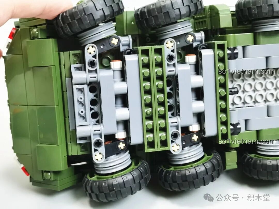 Chi tiết buồng lái của mô hình 12GO 96008 ZBL-19, với vô lăng và các bảng điều khiển.