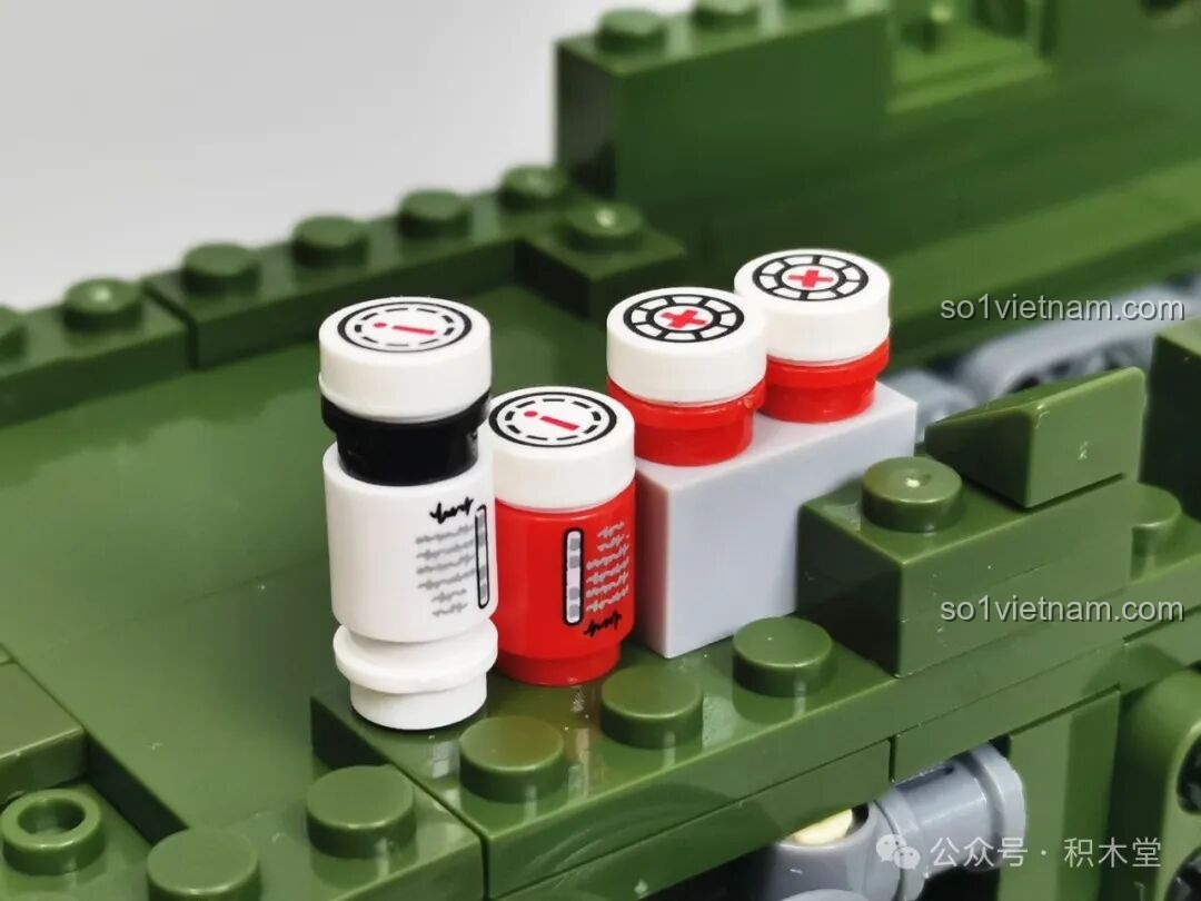 Các chi tiết in hình bình xăng, bình nước trên khung gầm của mô hình 12GO 96008 ZBL-19, tăng tính chân thực.