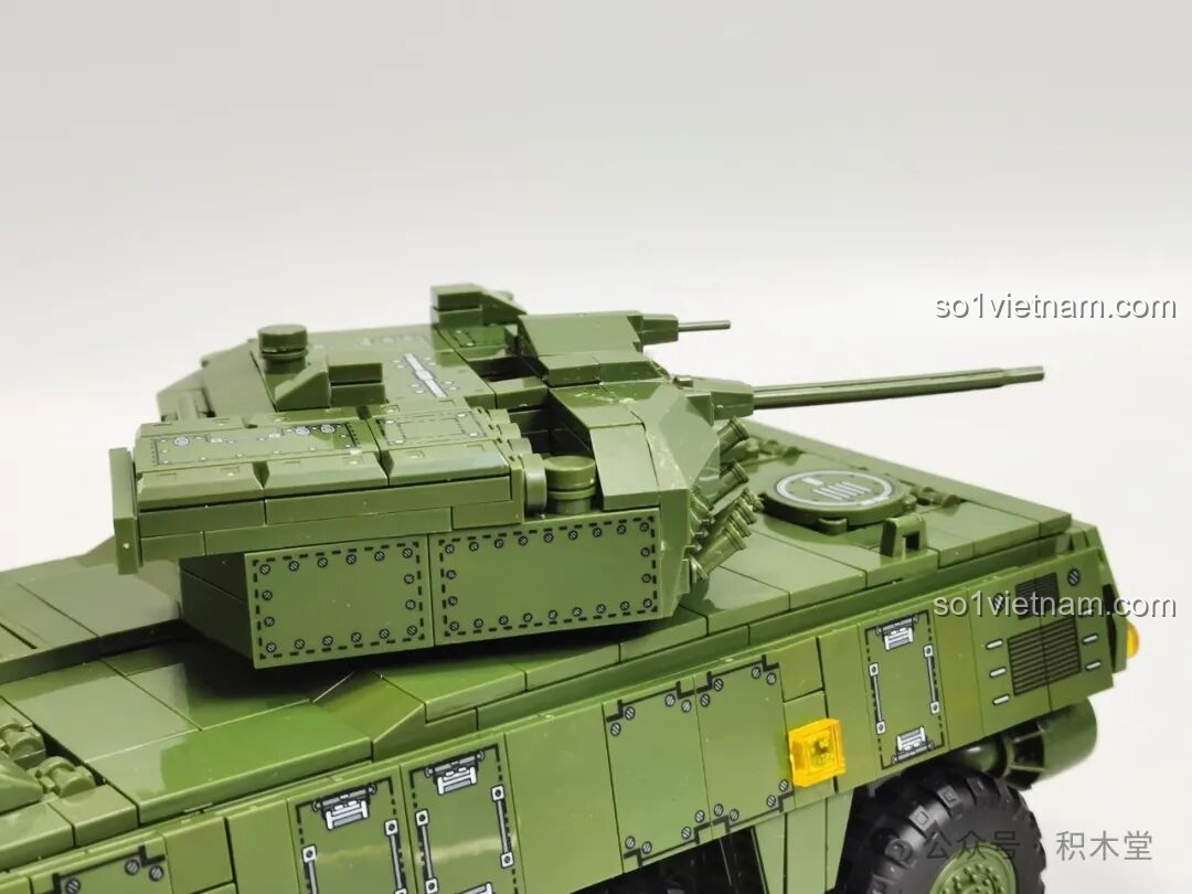 Cửa thoát hiểm bên phải của mô hình 12GO 96008 ZBL-19 mở ra, tăng tính linh hoạt cho việc ra vào.