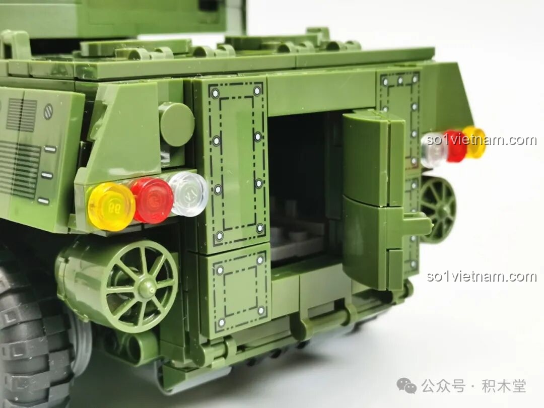 Các ghế ngồi cho bộ binh trong khoang chở quân của mô hình 12GO 96008 ZBL-19, có chốt để cố định nhân vật mini.