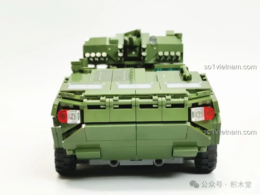 Góc nhìn trước chéo của mô hình 12GO 96008 ZBL-19 đã hoàn thành, thể hiện thiết kế mạnh mẽ và chi tiết.