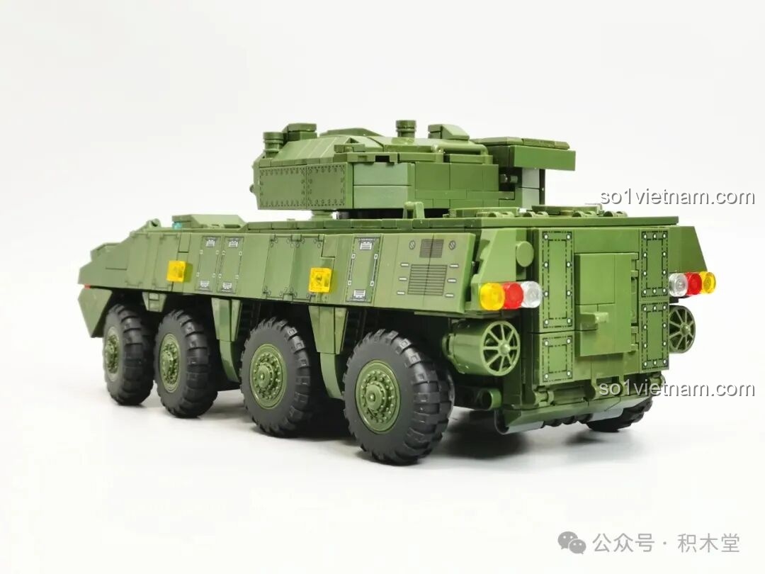 Góc nhìn trực diện từ phía sau của mô hình 12GO 96008 ZBL-19, thể hiện cửa đuôi và các chi tiết giáp.