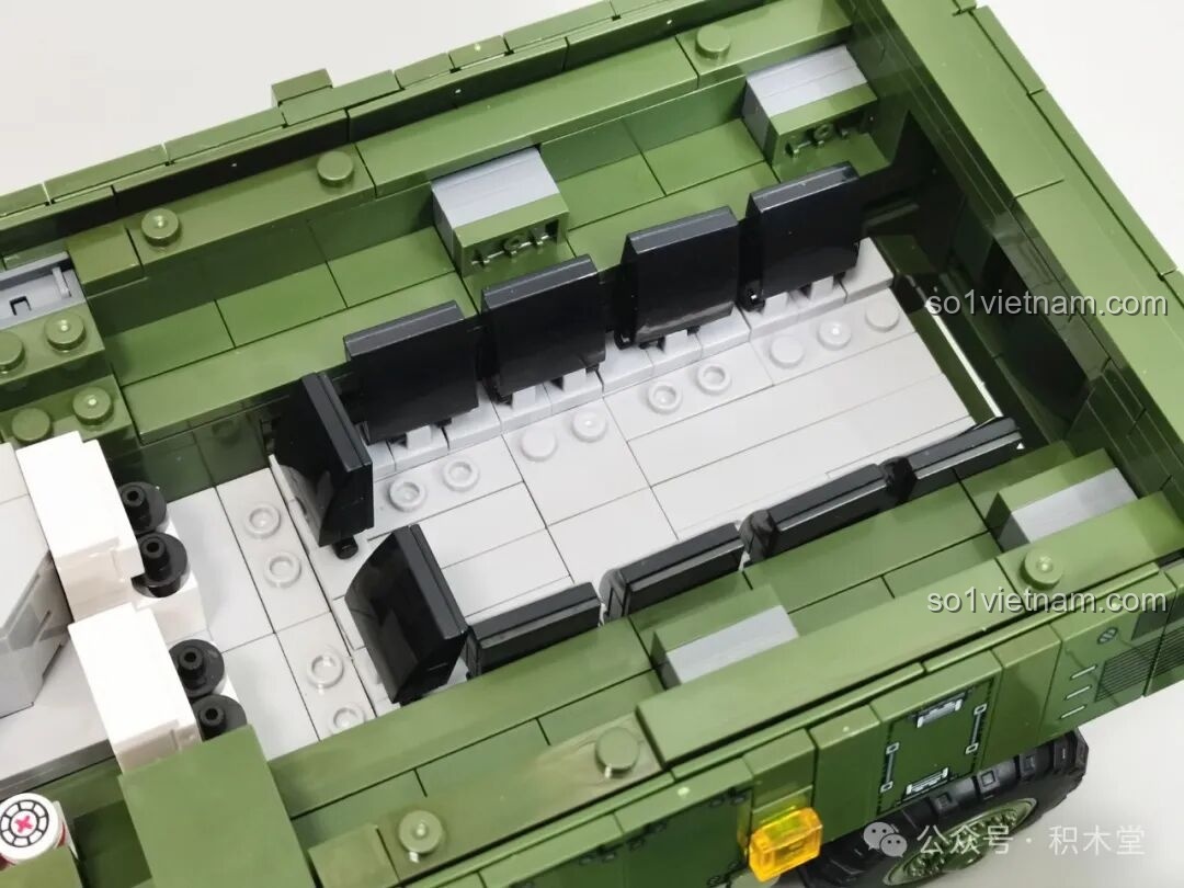 Một nhân vật mini khác ngồi trong buồng lái của mô hình 12GO 96008 ZBL-19, thể hiện sự linh hoạt trong việc đặt nhân vật.