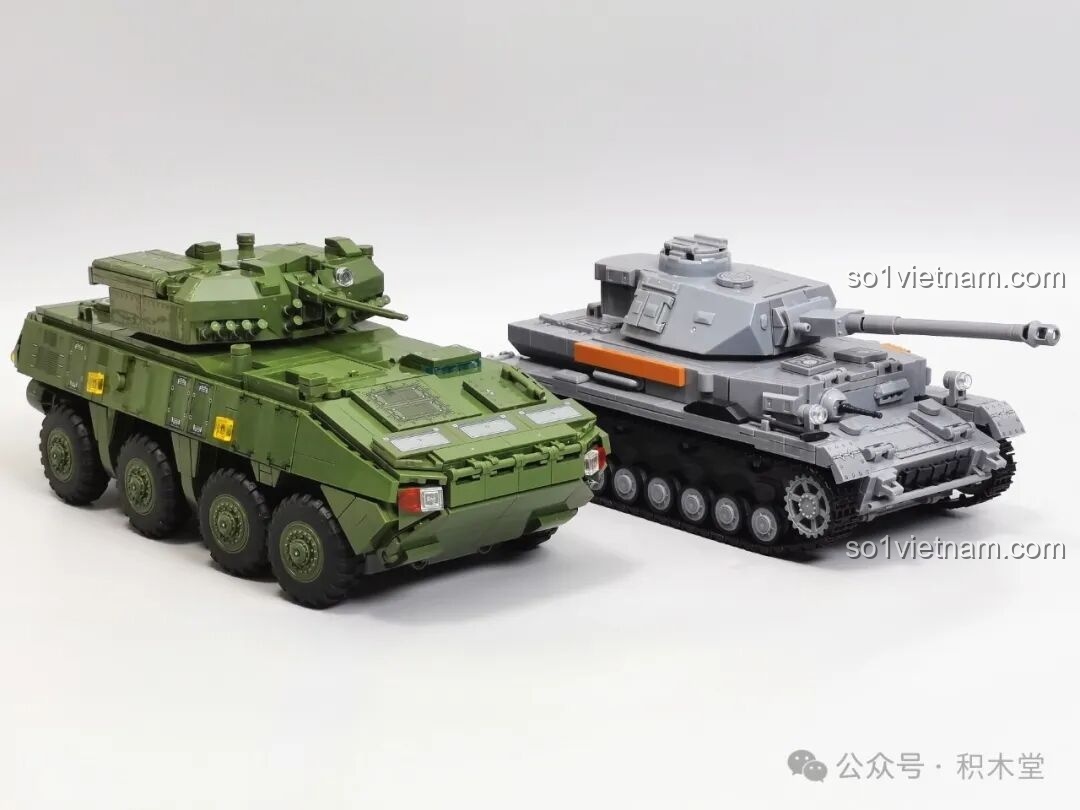 Góc so sánh sau chéo khác của mô hình 12GO 96008 ZBL-19 và xe tăng, làm nổi bật các chi tiết đuôi xe và tháp pháo.