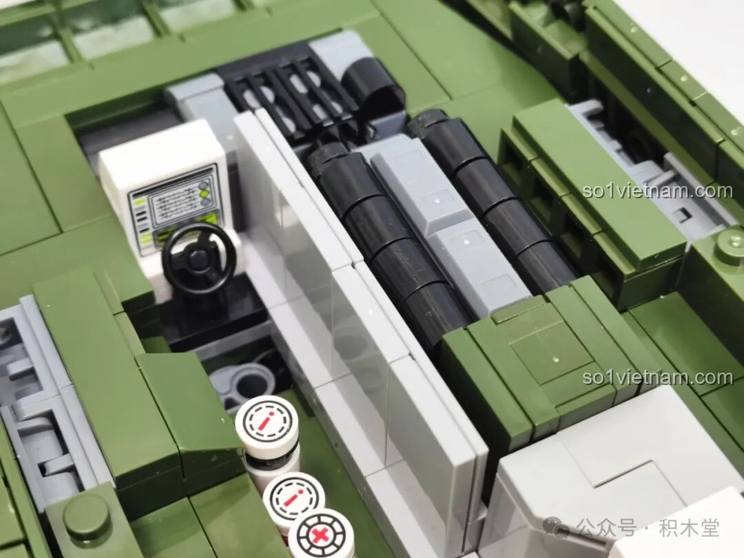 Góc so sánh từ phía trước của mô hình 12GO 96008 ZBL-19 và xe tăng, thể hiện sự mạnh mẽ của cả hai.