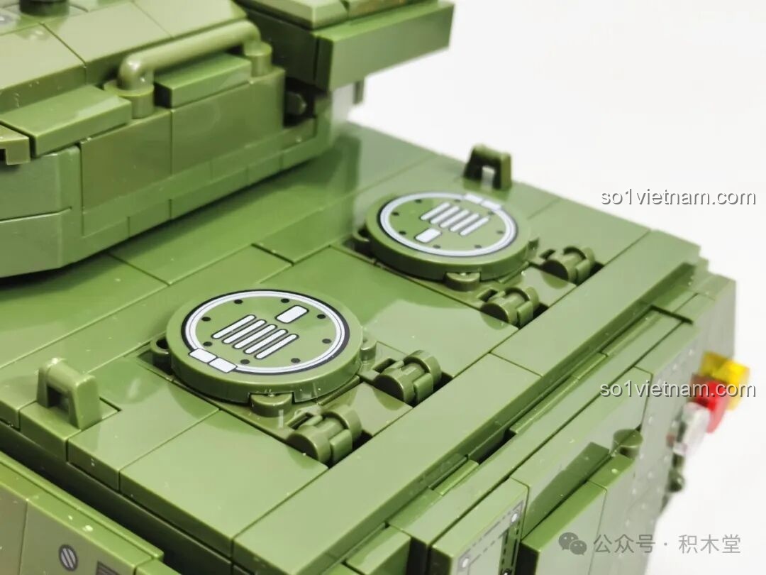 Mô hình 12GO 96008 ZBL-19 với vỏ ngoài và tháp pháo được tháo rời, để lộ nội thất tinh xảo bên trong.