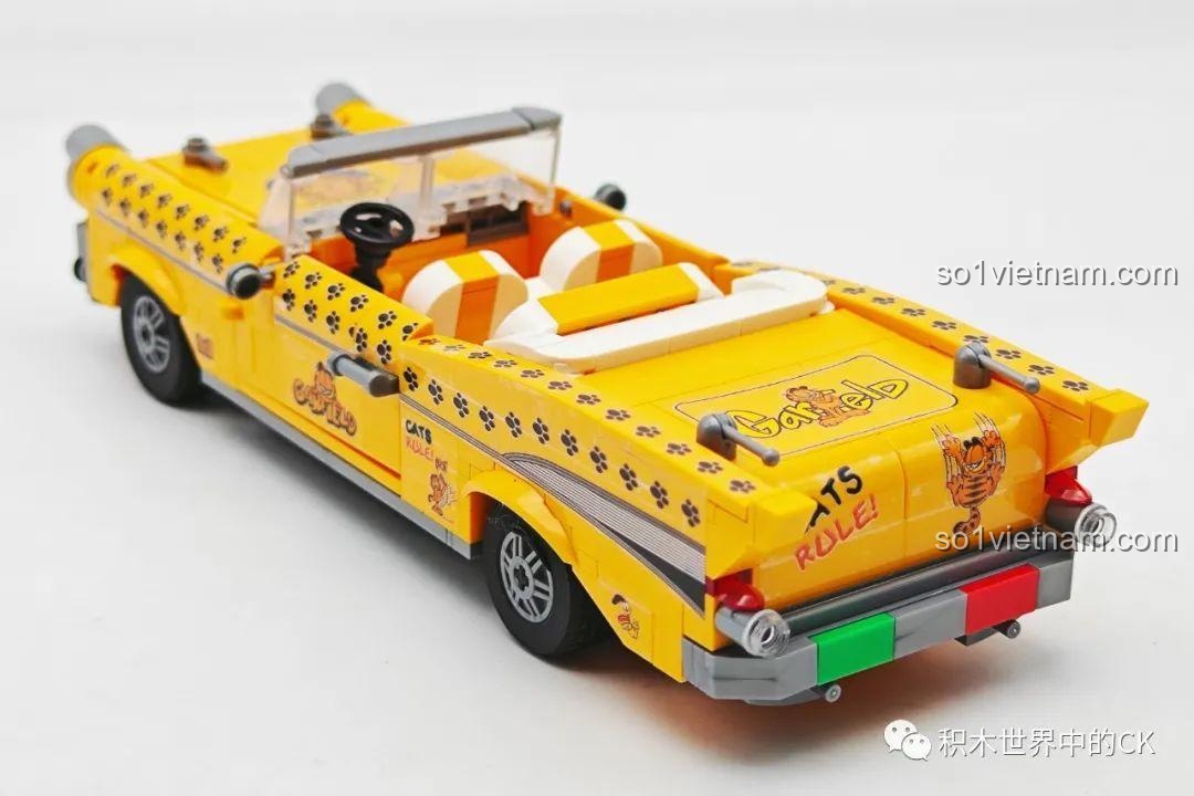 Cảm nhận Balody 20141 Chiếc xe Chevy của mèo Garfield, góc nhìn từ phía sau chéo, khoe phần đuôi xe độc đáo.