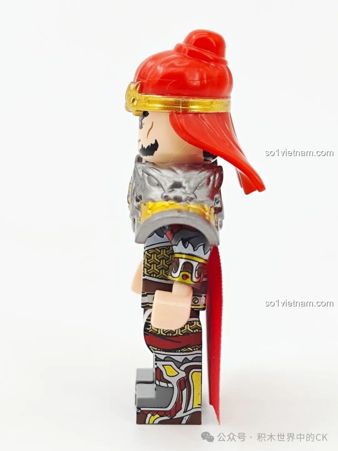 Ảnh chụp góc nghiêng của minifigure Trương Bào mã 20379, khoe chi tiết điêu khắc trên giáp vai và mũ.