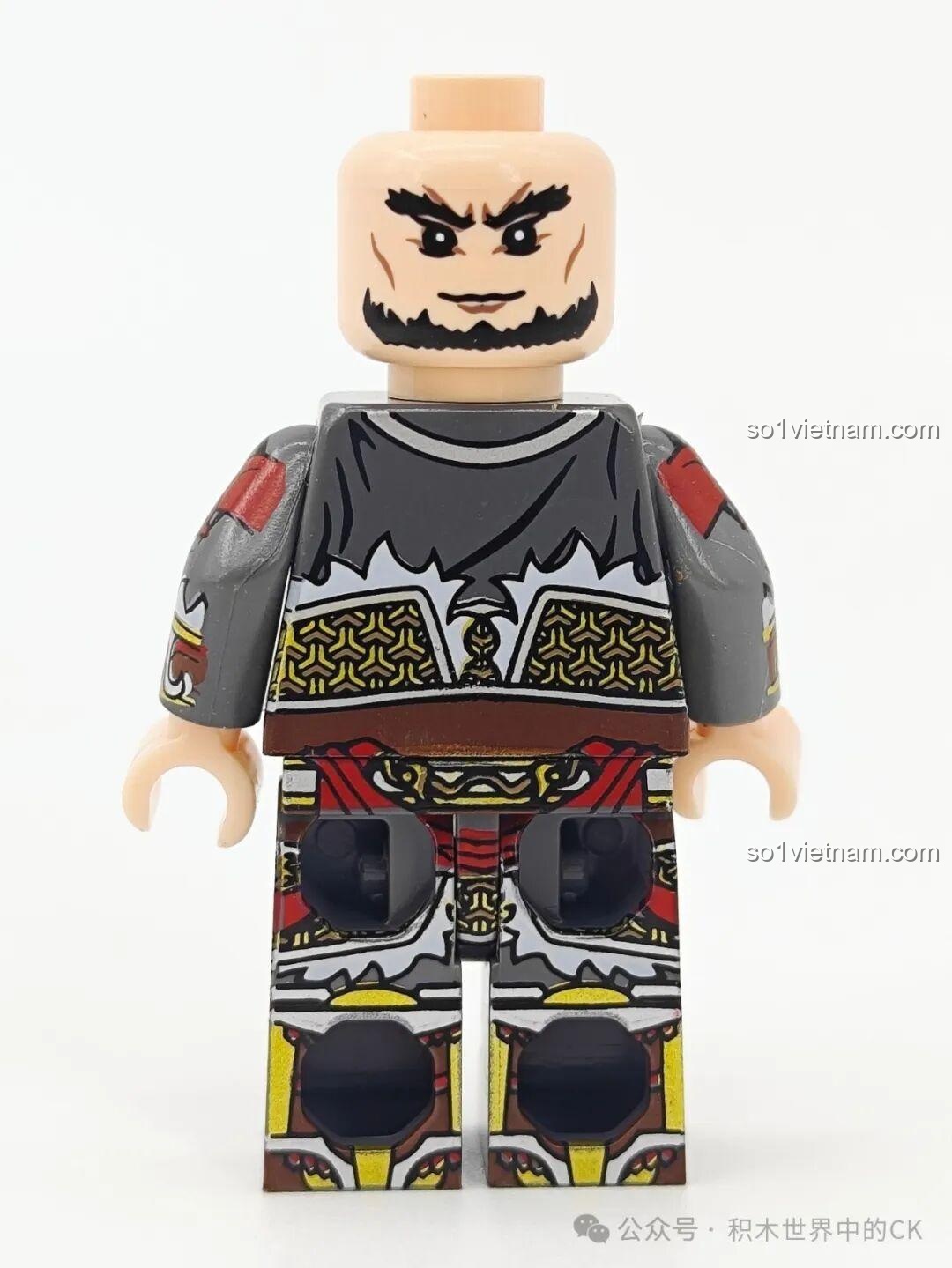 Cận cảnh phần thân sau của minifigure Trương Bào mã 20379, thể hiện chi tiết in liền mạch.