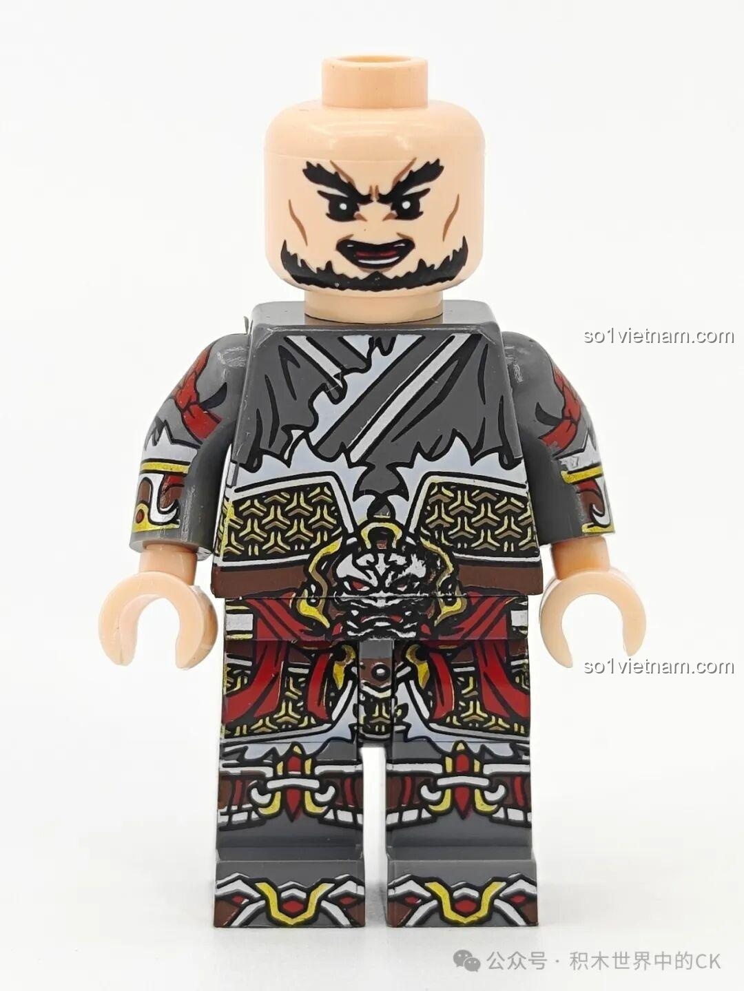 Cận cảnh phần thân trước của minifigure Trương Bào mã 20379, với họa tiết giáp màu đỏ, đen và vàng.