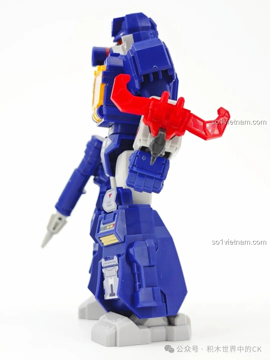 Góc nhìn nghiêng của figure Soundwave Blokees 71122, cho thấy vũ khí gắn trên vai và tay.