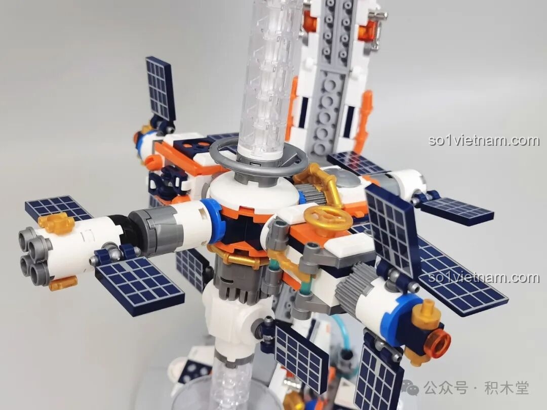 Một góc nhìn khác về trạm không gian bên trong mô hình Địa cầu Bình Minh JAKI CK003, thể hiện sự phức tạp trong thiết kế. Cảm nhận JAKI 003 Địa cầu khám phá vũ trụ.