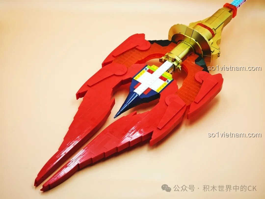 Phần đầu của JIESTAR 58112 Trượng Hộ Ma Genshin Impact đã hình thành rõ nét, thể hiện sự phức tạp và tinh xảo trong thiết kế.