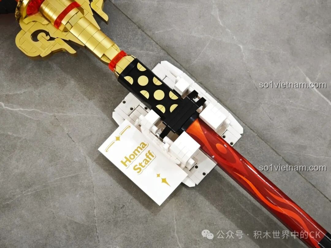 JIESTAR 58112 Trượng Hộ Ma Genshin Impact đặt trên giá đỡ, sẵn sàng trưng bày, thể hiện sự vững chãi và vẻ đẹp của mô hình.