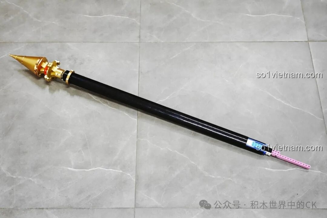 Phần thân dài của JIESTAR 58112 Trượng Hộ Ma Genshin Impact đã hoàn thành, cho thấy kích thước ấn tượng của mô hình.