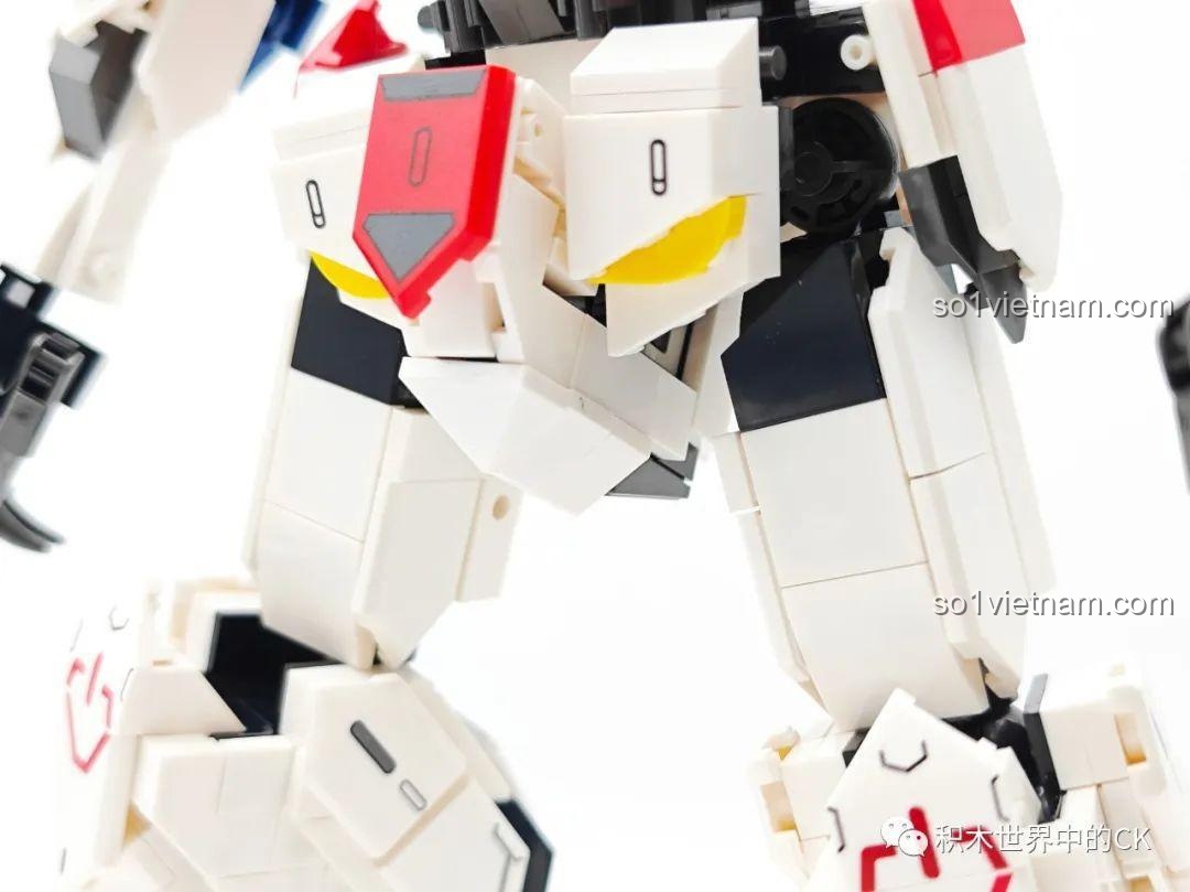 Cận cảnh khớp gối của JIESTAR 58029 Mecha Barbatos, cho thấy khả năng gập và duỗi linh hoạt.