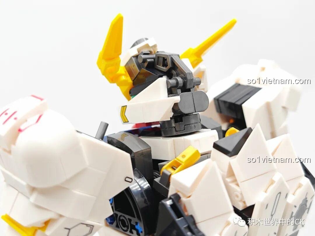 Cận cảnh phần ngực của JIESTAR 58029 Mecha Barbatos, với các lớp giáp chồng lên nhau tạo hiệu ứng 3D.