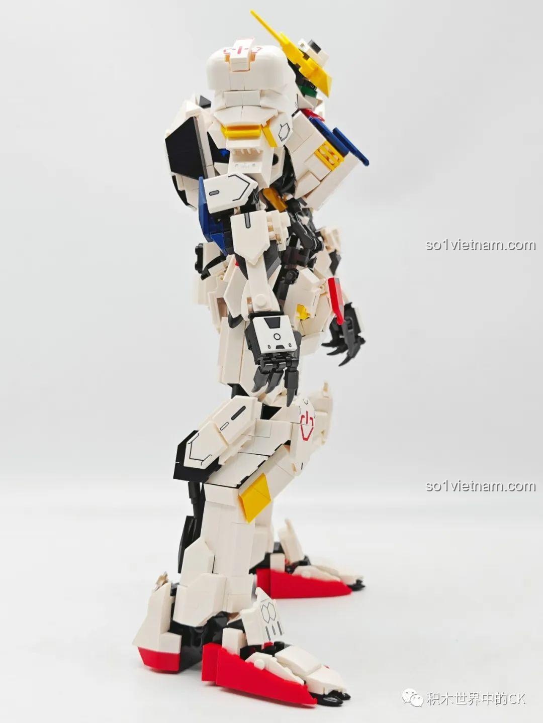 Góc nhìn bên trái của JIESTAR 58029 Mecha Barbatos, với các đường nét giáp sắc sảo và mạnh mẽ.