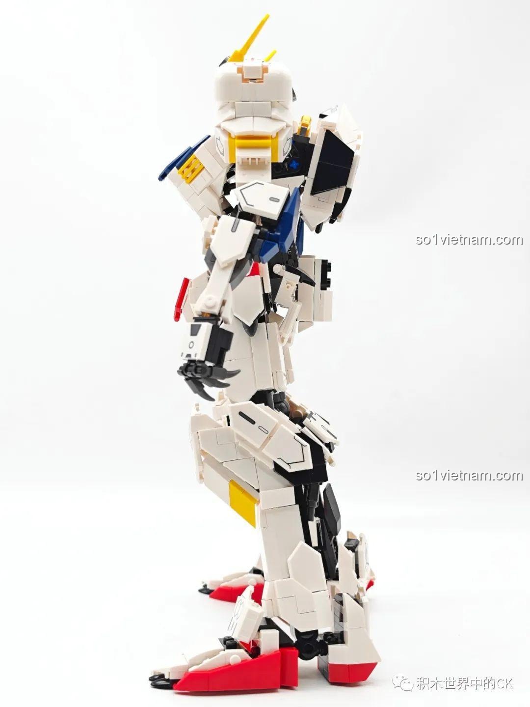 Góc nhìn bên hông của JIESTAR 58029 Mecha Barbatos sau khi lắp giáp, thể hiện sự liền mạch trong thiết kế.