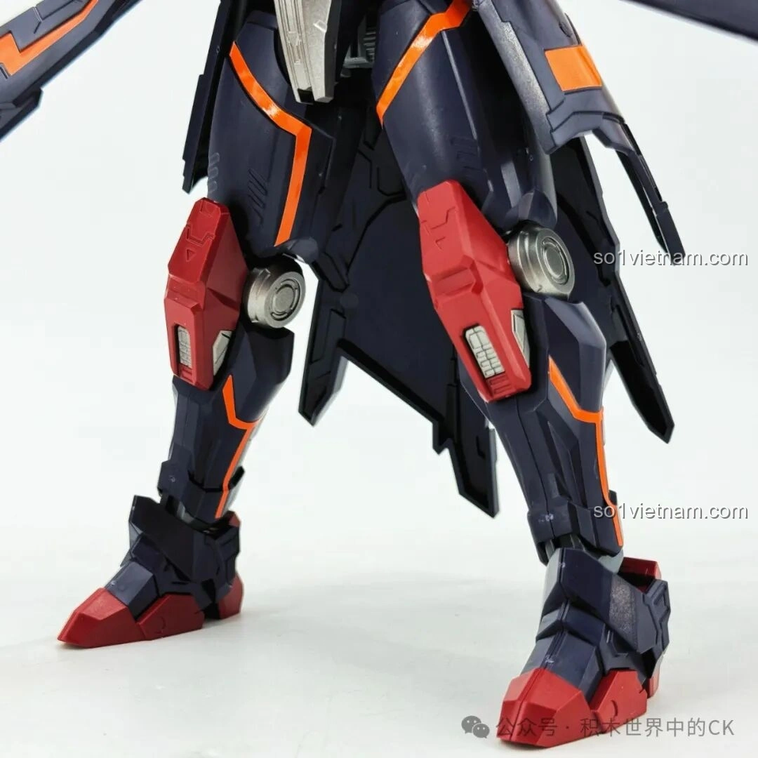 Cận cảnh vai và cánh năng lượng của mô hình Cơ Giáp Lữ Bố Doomsday Mecha, cho thấy sự kết hợp hài hòa giữa giáp và hiệu ứng năng lượng trong suốt, tăng tính thẩm mỹ.