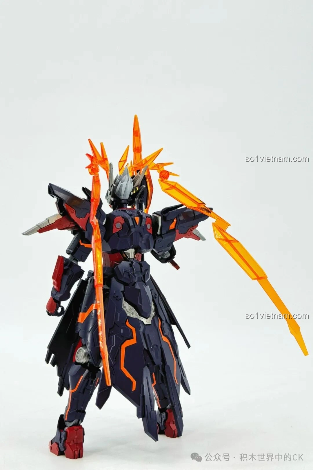 Cận cảnh mặt sau phần đầu của mô hình Cơ Giáp Lữ Bố Doomsday Mecha, cho thấy các chi tiết giáp và gai năng lượng màu cam, tăng thêm vẻ hầm hố cho robot.