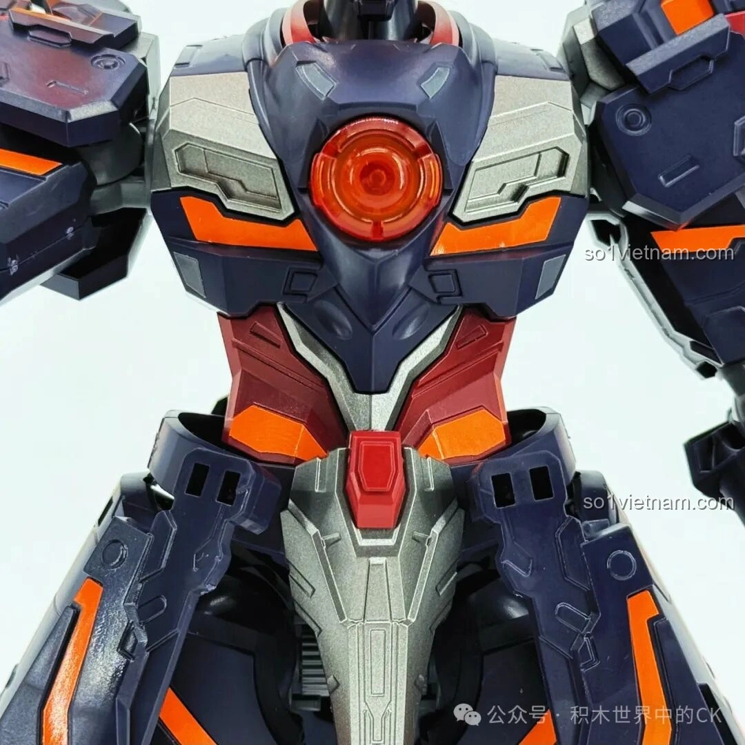 Cận cảnh phần đầu của Phương Thiên Họa Kích, vũ khí của Cơ Giáp Lữ Bố Doomsday Mecha, với lưỡi rìu cam trong suốt và chi tiết vàng nổi bật, thể hiện sức mạnh tấn công của robot.