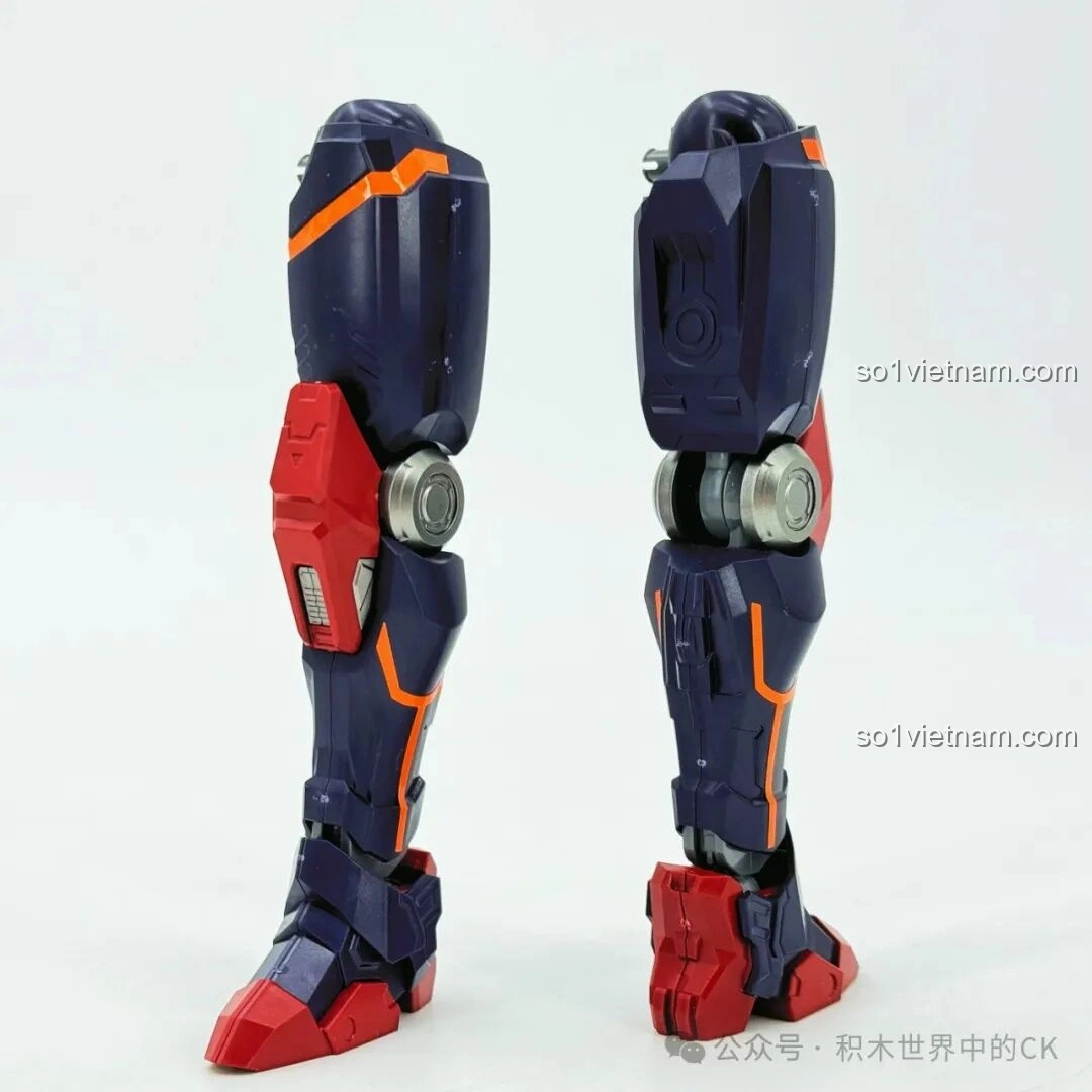 Hai chân của mô hình Cơ Giáp Lữ Bố Doomsday Mecha đã được lắp ráp hoàn chỉnh, với các chi tiết giáp và khớp gối, sẵn sàng kết nối với phần thân, mang lại sự vững chãi cho robot.