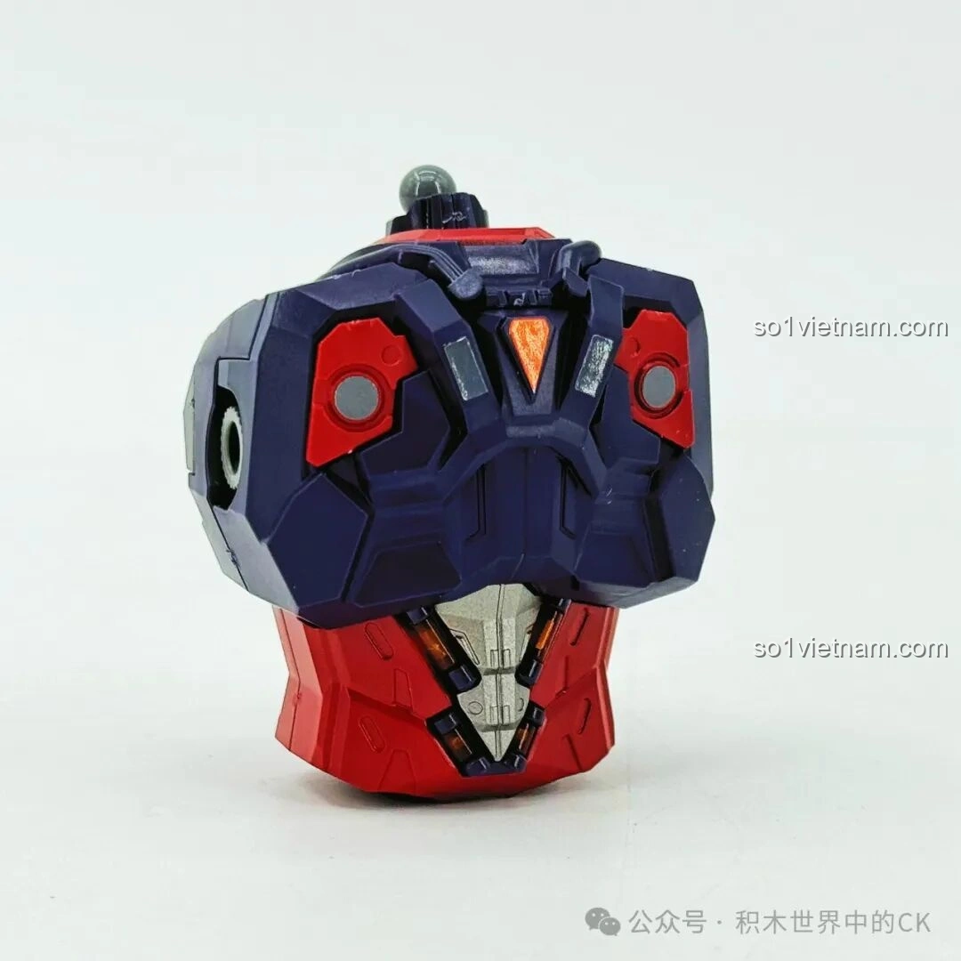 Mặt sau của phần thân trên mô hình Cơ Giáp Lữ Bố Doomsday Mecha đang được lắp, thể hiện các chi tiết giáp lưng và khớp nối, đảm bảo độ linh hoạt cho robot sau khi hoàn thành.