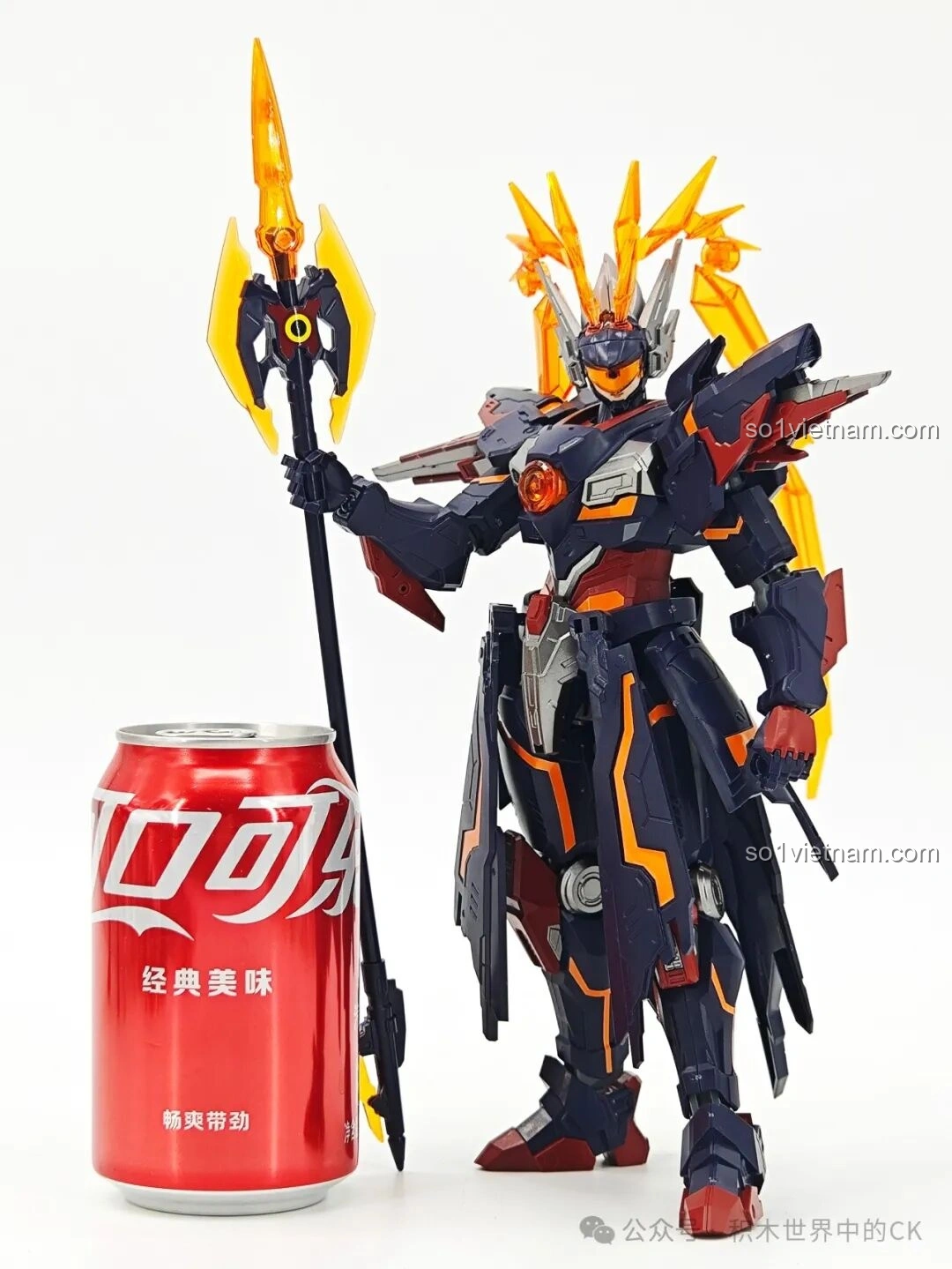 Mặt sau của mô hình Cơ Giáp Lữ Bố Doomsday Mecha, tập trung vào chi tiết váy giáp và phần lưng, cho thấy sự hoàn thiện tổng thể của robot từ mọi góc độ.