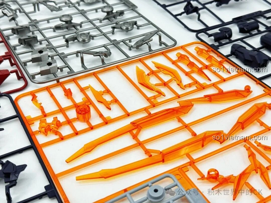 Cận cảnh các mảnh ghép màu cam trong suốt của bộ Keeppley 78031, tạo hiệu ứng năng lượng đặc biệt cho mô hình Cơ Giáp Lữ Bố Doomsday Mecha, tăng tính thẩm mỹ cho robot.