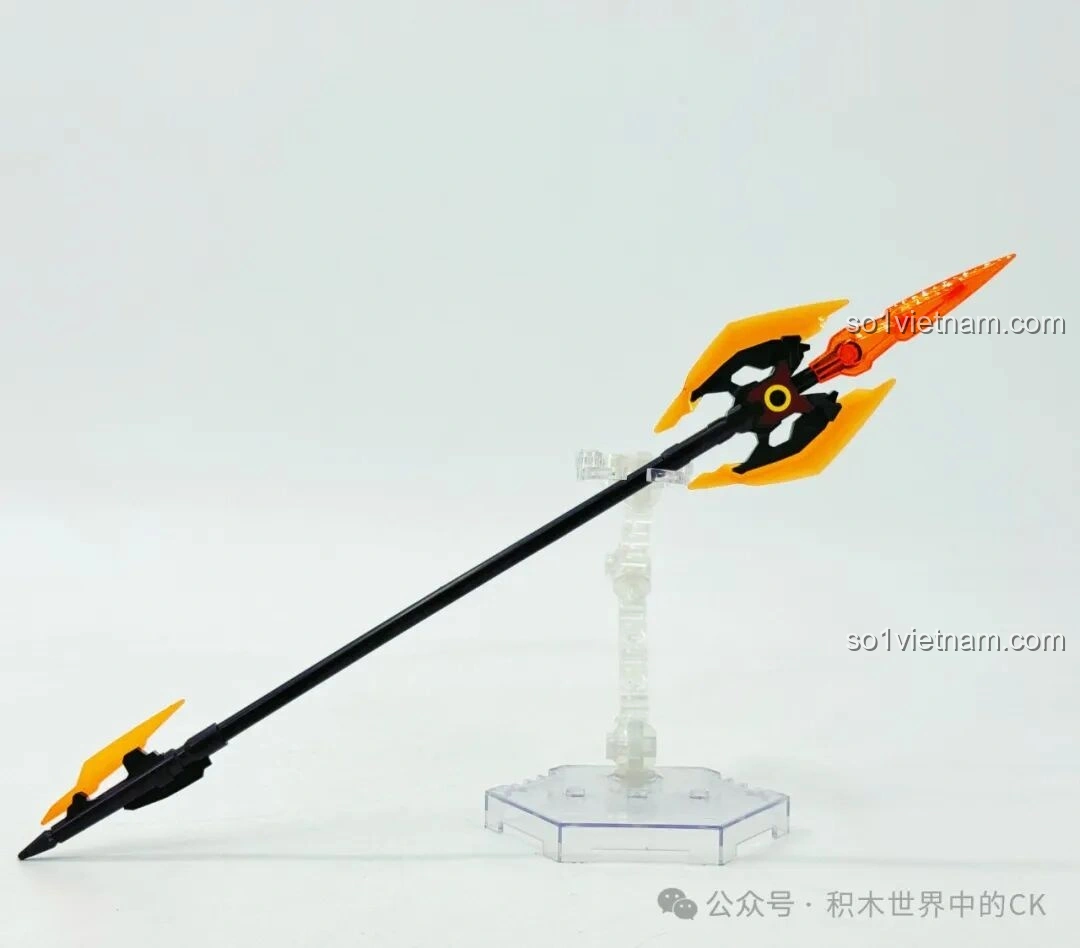 Vũ khí Phương Thiên Họa Kích của mô hình Cơ Giáp Lữ Bố Doomsday Mecha, với lưỡi rìu màu cam trong suốt và chi tiết sắc nét, là trang bị không thể thiếu của robot Lữ Bố.