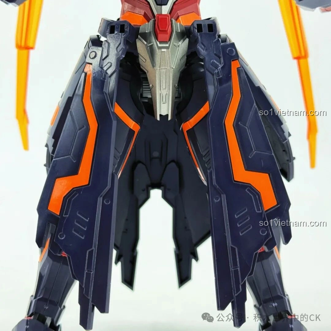 Mô hình Cơ Giáp Lữ Bố Doomsday Mecha tạo dáng vung Phương Thiên Họa Kích, cho thấy độ chi tiết và khả năng tạo dáng ấn tượng của bộ lắp ghép Keeppley 78031.