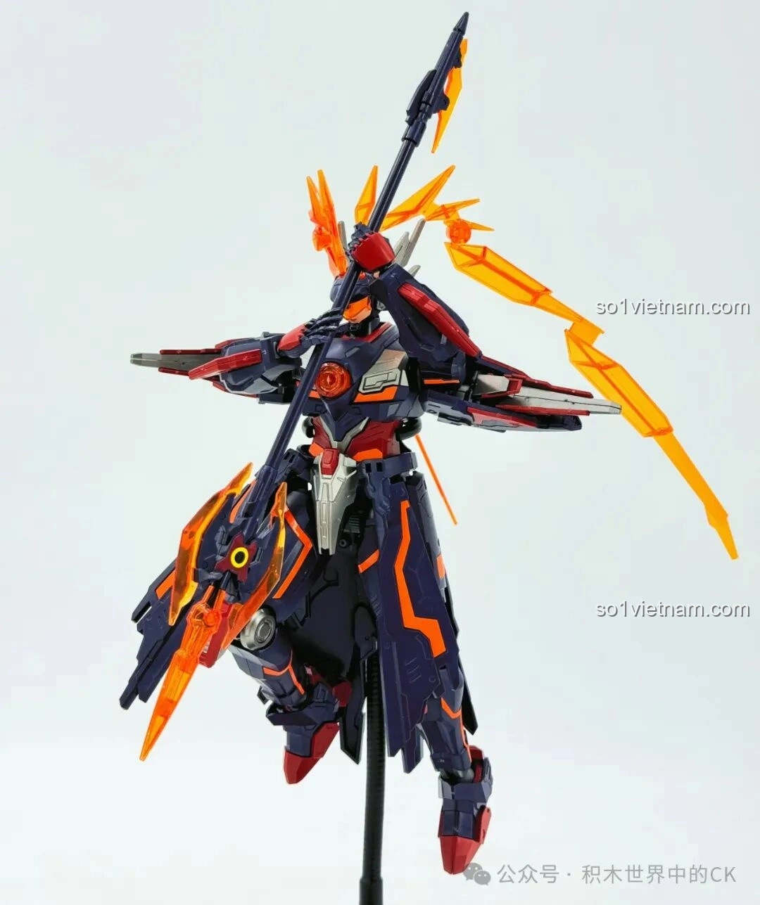 Mô hình Cơ Giáp Lữ Bố Doomsday Mecha trong tư thế phòng thủ, thể hiện sự vững chãi và khả năng bảo vệ của robot, phù hợp để trưng bày cùng các mô hình khác.