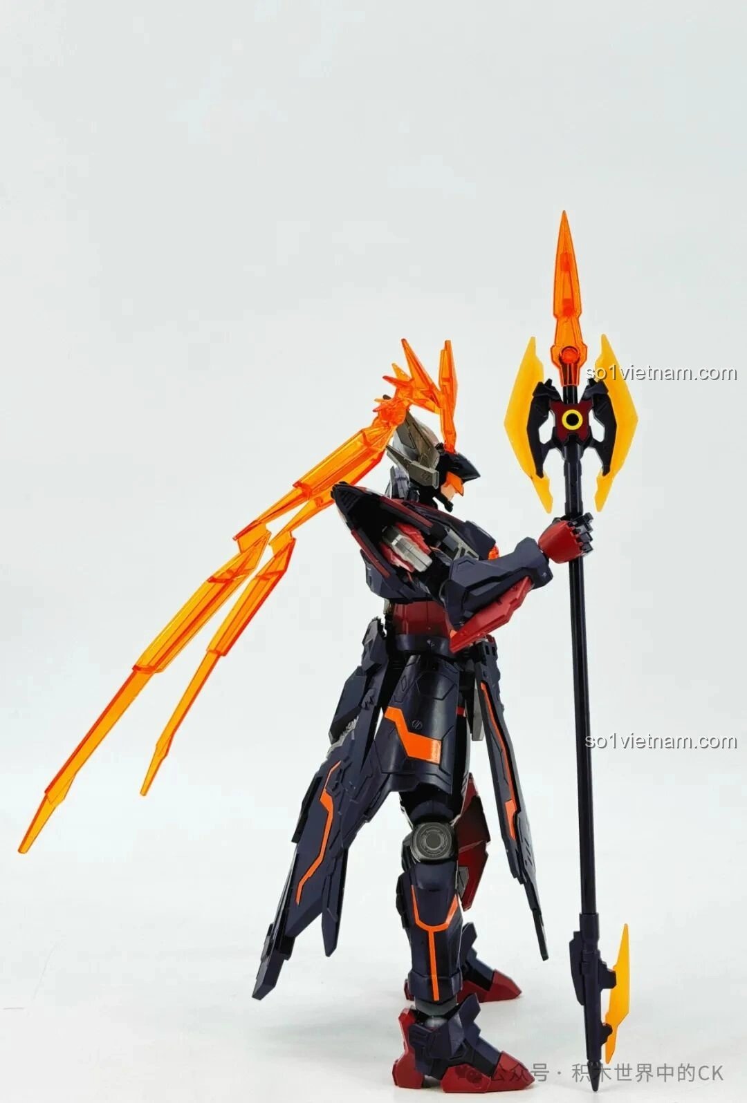 Cận cảnh cánh tay của mô hình Cơ Giáp Lữ Bố Doomsday Mecha, cho thấy các khớp nối và chi tiết giáp, đảm bảo độ linh hoạt và khả năng tạo dáng chiến đấu cho robot.