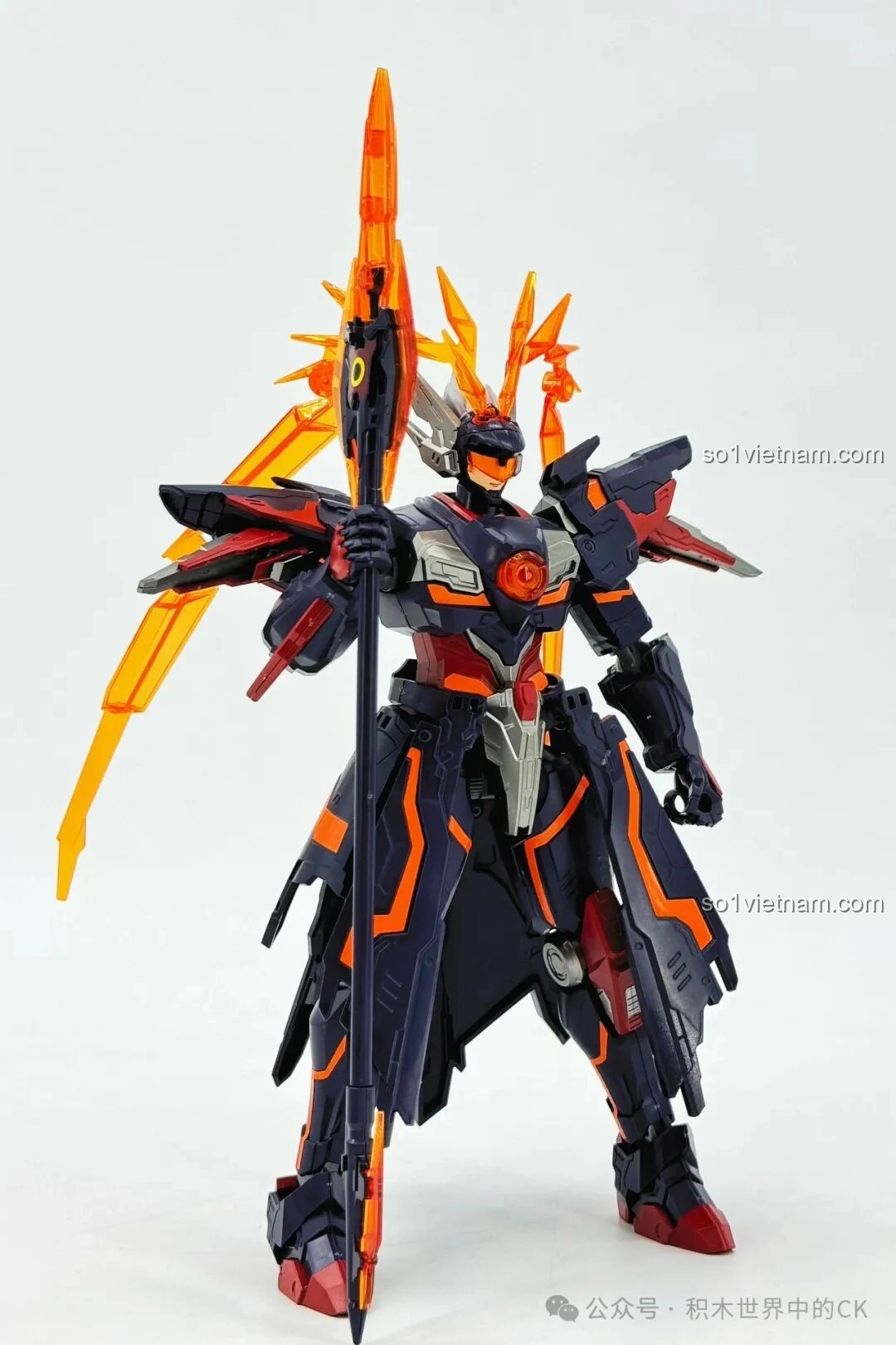 Mô hình Cơ Giáp Lữ Bố Doomsday Mecha hoàn chỉnh từ phía trước, cầm Phương Thiên Họa Kích, thể hiện vẻ ngoài mạnh mẽ và các chi tiết giáp công nghệ cao, sẵn sàng cho các tư thế chiến đấu.