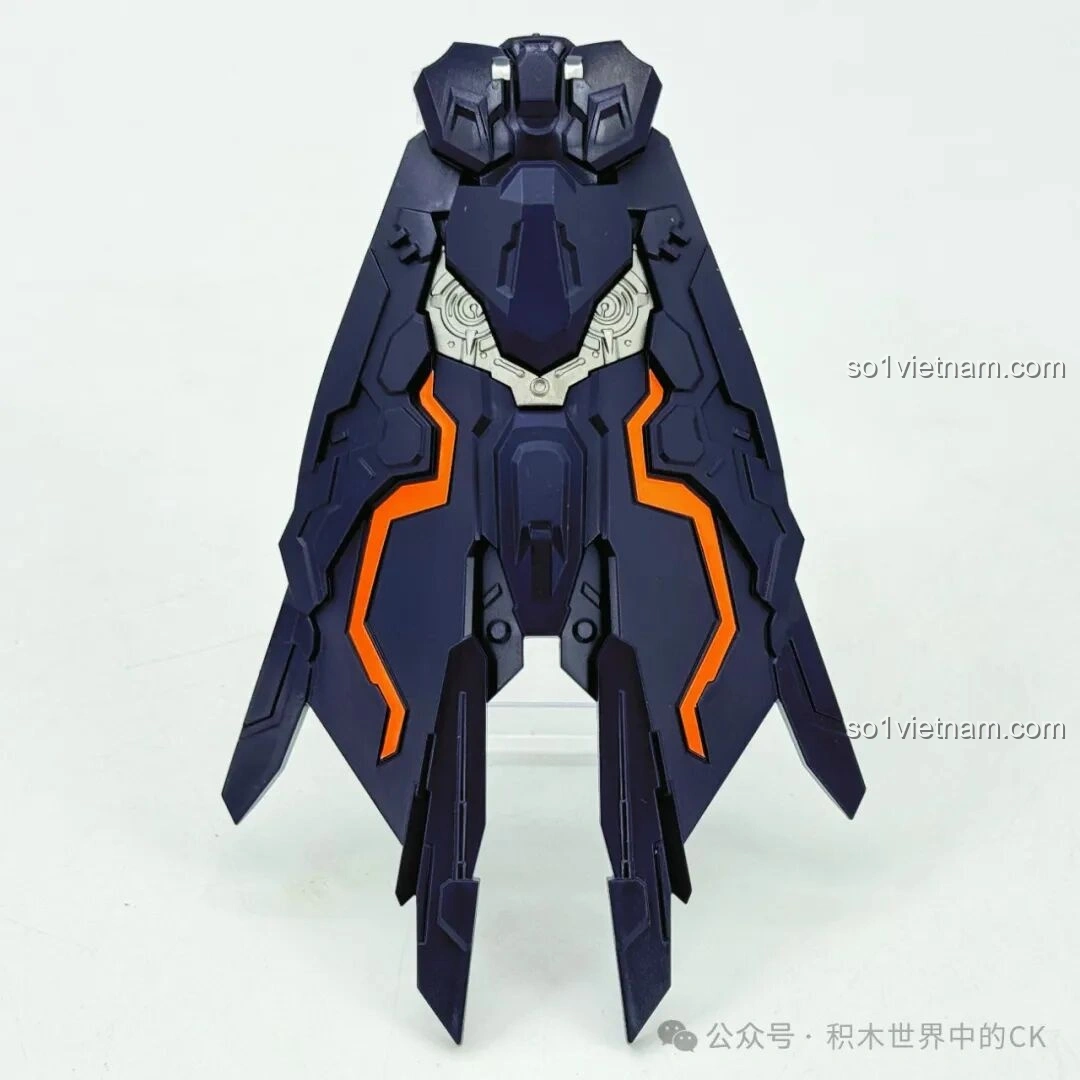 Phần váy giáp của mô hình Cơ Giáp Lữ Bố Doomsday Mecha, với các đường nét thiết kế độc đáo và màu sắc tương phản, tạo nên vẻ ngoài uy nghi và ấn tượng cho robot.