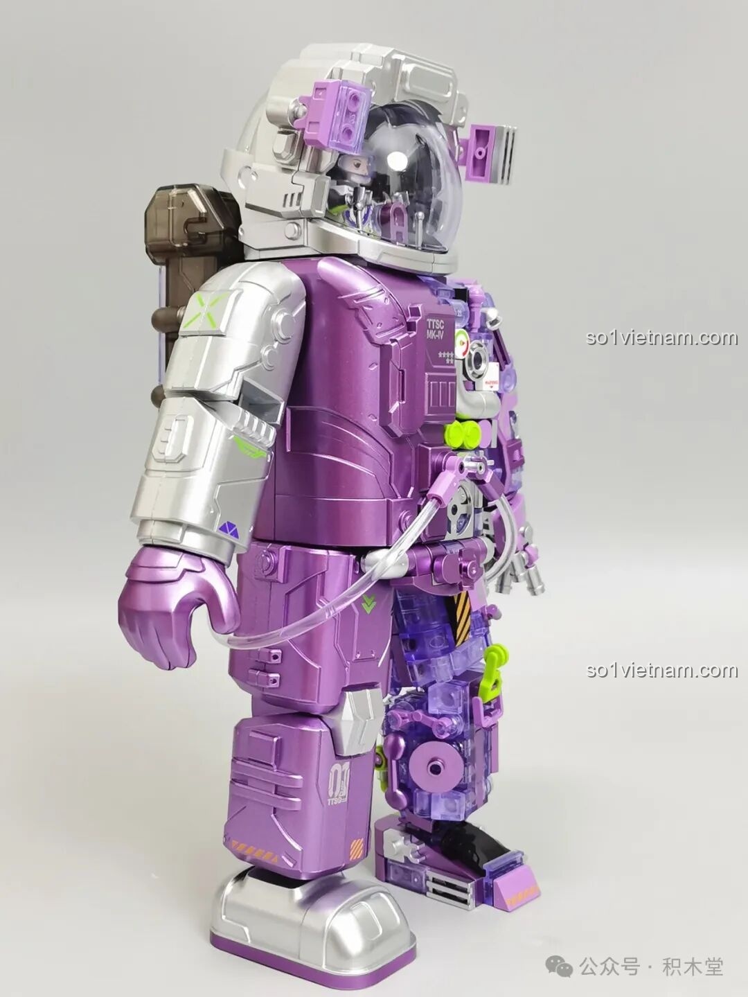 Cảm nhận về mô hình TOP TOY 1412 nhìn từ bên trái, với phần giáp màu tím mờ và bạc.