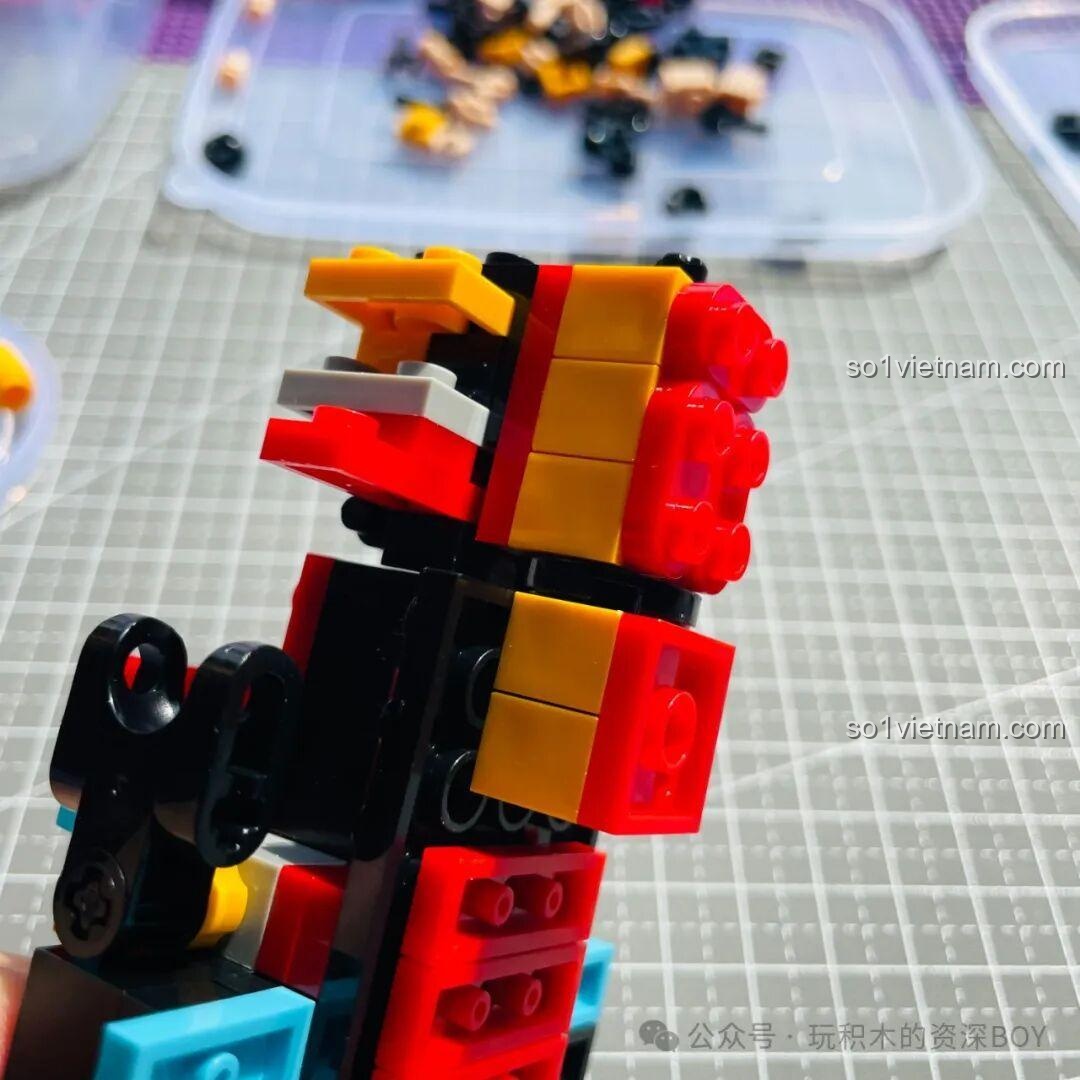 Cảm nhận về các chi tiết kết nối đặc biệt trong bộ Tuole 8004 Kabutack, sử dụng các chốt technic để tăng độ chắc chắn.