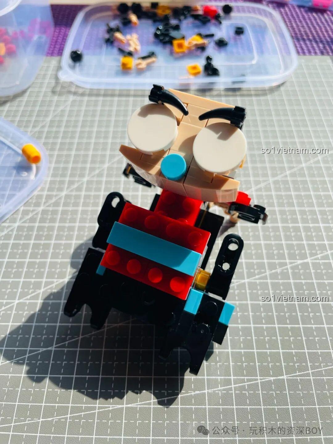 Cảm nhận khi gắn khuôn mặt vào thân của mô hình Tuole 8004 Kabutack, tạo nên hình dáng ban đầu ngộ nghĩnh.