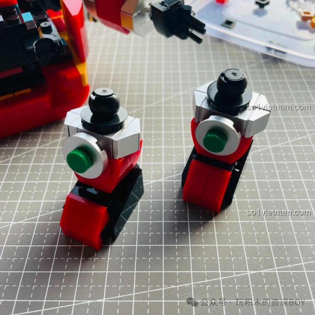 Cảm nhận về quá trình lắp ráp đôi chân ngắn nhưng vững chãi của mô hình Tuole 8004 Kabutack, giúp robot đứng vững.