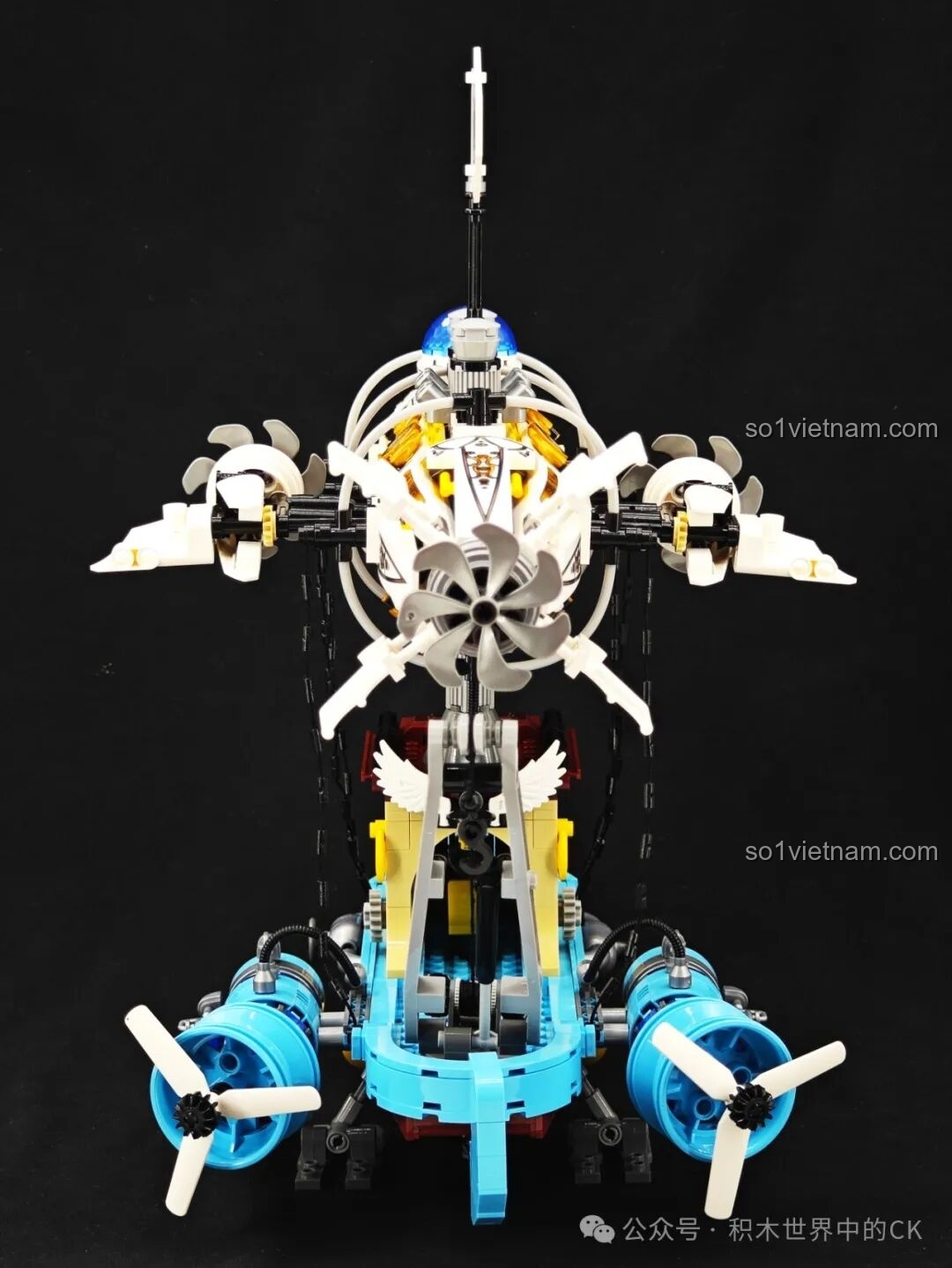 Cảm nhận về mô hình ZHEGAO 958015 từ góc nhìn chéo phía sau, tập trung vào hệ thống động cơ và đuôi tàu.