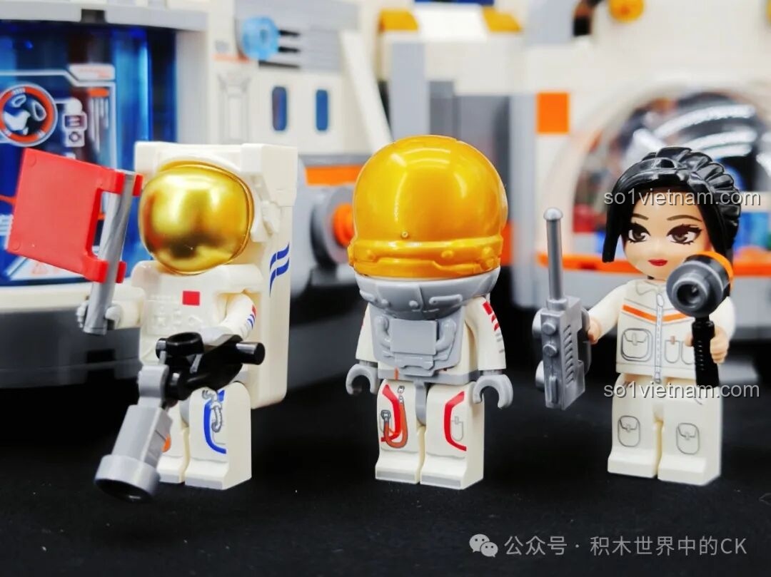 Ảnh chụp cận cảnh 3 minifigures trong bộ Keeppley K10236, bao gồm nhà khoa học và hai phi hành gia với trang bị đầy đủ.
