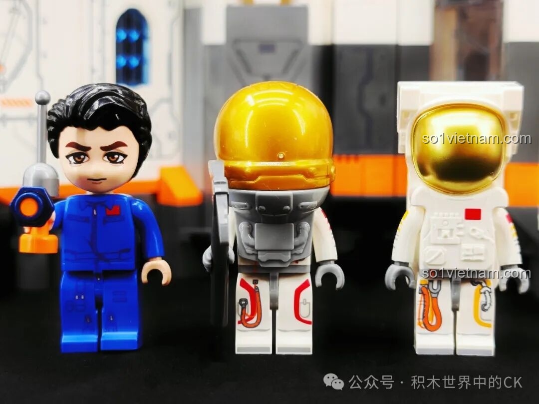 Ảnh chụp cận cảnh 3 minifigures phi hành gia trong bộ Keeppley K10235, bao gồm kỹ thuật viên và phi hành gia mặc đồ du hành.
