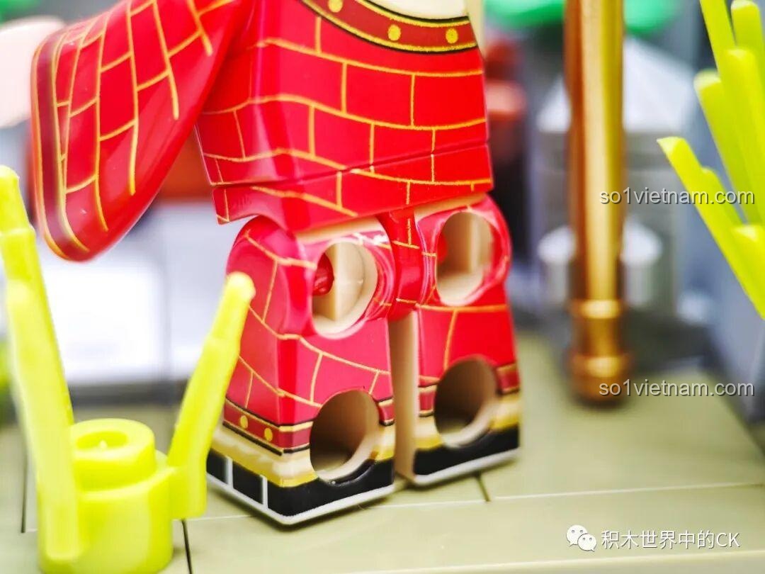 Cận cảnh chi tiết in trên áo cà sa của Đường Tăng, với các đường nét vàng và họa tiết gạch rất tỉ mỉ.